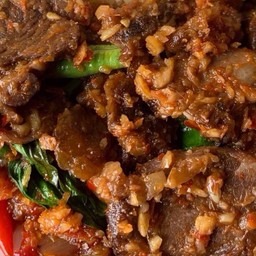 ผัดพริกแกงเนื้อเปื่อยเป็นกับ