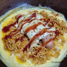 มาม่ารสเผ็ดเกาหลี ห่อไข่ ไส้กรอกและชีส