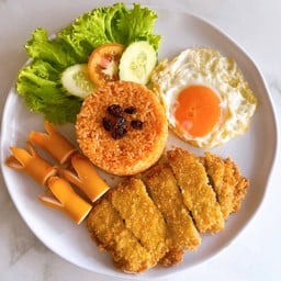 ข้าวผัดอเมริกันหมูทงคัตสึ
