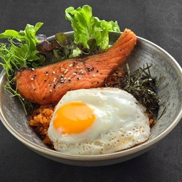 ข้าวผัดกิมจิ แซลมอนย่าง-ไข่ดาว