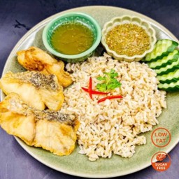 ข้าวกล้องปลากระพงทอดน้ำปลา (คลีน)