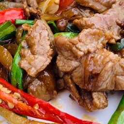 เนื้อผัดน้ำมันหอยเป็นกับ