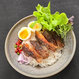 ข้าวปลาแกะ ยำมะม่วง-ไข่ต้ม
