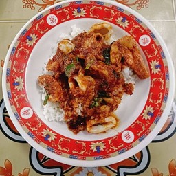 ผัดพริกแกงทะเลราดข้าว