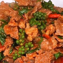 ข้าวผัดเผ็ดเนื้อ