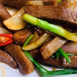 ลิ้นผัดน้ำมันหอยเป็นกับ