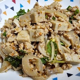 ลาบหมูสามสหาย (หมูสับ หนังหมู หมูยอ)