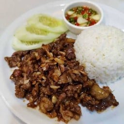 เนื้อกระเทียม ราดข้าว