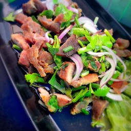 ยำคอหมูย่าง (คอหมูแท้)