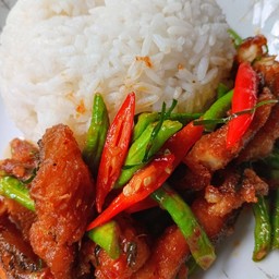 ผัดพริกแกงปลานิลทอด ราดข้าว