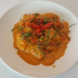 ข้าวฉู่ฉี่เนื้อปลากระพงทอด