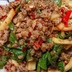 กระเพราหมูสับหน่อไม้  เป็นกับ