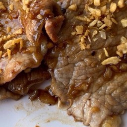 เนื้อริบอายกระเทียมเป็นกับข้าว