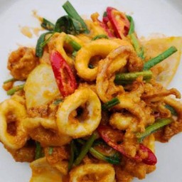 ปลาหมึกผัดไข่เค็ม