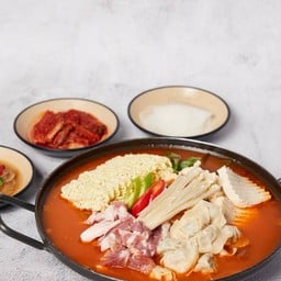 แกงกิมจิหม้อใหญ่ใส่เนื้อหมู