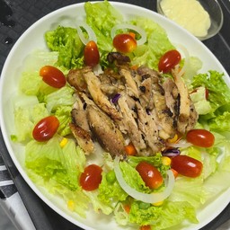 สลัดไก่ย่างพุงกาง