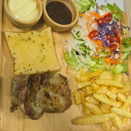 สเต็กไก่ย่างพร้อมปังเทียมและเฟรนฟราย