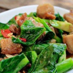 ผัดคะน้าหมูกรอบ