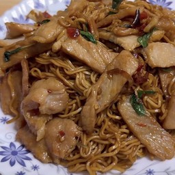 ผัดมาม่ากระเพราหมูชิ้น