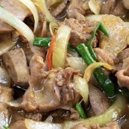 ข้าวกะเพราเครื่องในไก่