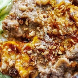 หมูกระเทียมไข่ขยี้  เป็นกับ