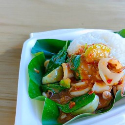 ข้าวราดผัดแกงเขียวหวานปลาหมึก