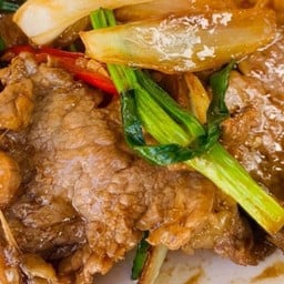 เนื้อริบอายผัดน้ำมันหอยเป็นกับ