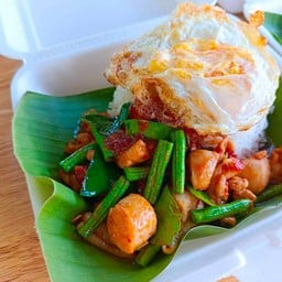 ข้าวราดผัดพริกแกงไก่