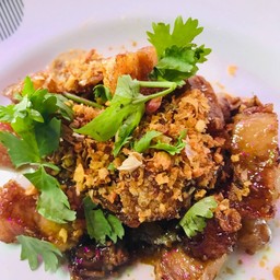 หมูกรอบกระเทียมพริกไทยราดข้าว