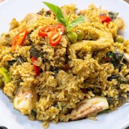 ข้าวผัดแกงเขียวหวานไก่