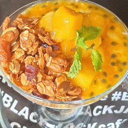 Greek Yoghurt Granola Mango (กรีกโยเกิร์ตกราโนล่ามะม่วง)