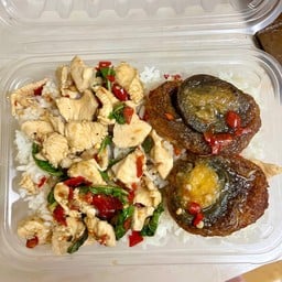 ข้าวกระเพราไก่ ไข่เยี่ยวม้า