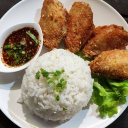 ข้าวปีกไก่กลางทอดน้ำปลาสูตรเด็ด 4 ชิ้น