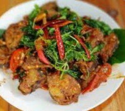 ปลาดุกผัดใบยี่หร่า