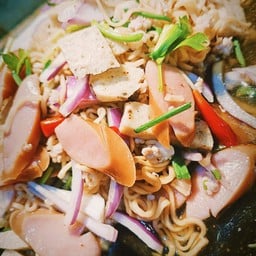 ยำมาม่าหมูสับ หมูยอ ไส่กรอกไก่ (ใส่ผงมาม่า)