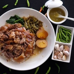 ข้าวขาหมูเนื้อหนัง + คากิ