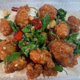 ข้าวกระเพราไก่กรอบคั่วพริกแห้ง