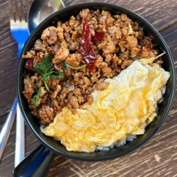 ข้าวกะเพราหมูสับ + ไข่ข้น