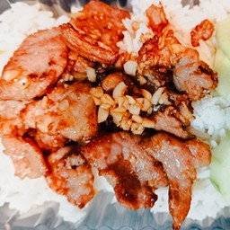 ข้าวราดหมูกระเทียม