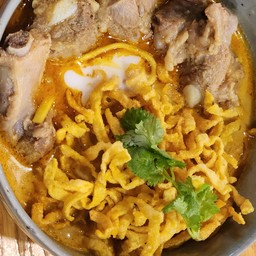 ข้าวซอยซี่โครงหมูตุ๋น