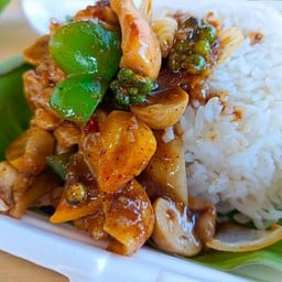 ข้าวราดเนื้อไก่ผัดพริกไทยดำ