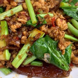 คะน้าไก่สับไก่เชียงเป็นกับ