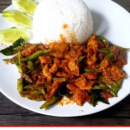 ข้าวหมูผัดพริกแกง