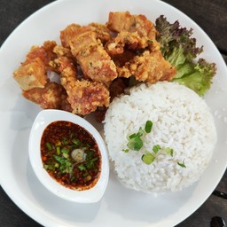 ข้าวหมูสามชั้นทอดน้ำปลาสูตรเด็ด