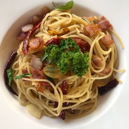 สปาเก็ตตี้เบคอนผัดพริกแห้ง spaghetti bacon dried chili