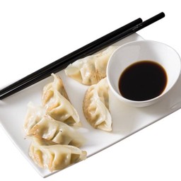 เกี๊ยวซ่าทอดน้ำ (Gyoza fried in water)