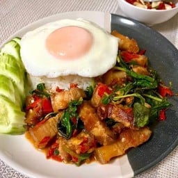 กะเพราหมูสามชั้น + ข้าวไข่เจียว