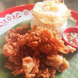 ข้าวหมูทอดกระเทียม ไข่ดาว