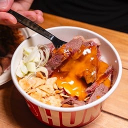 ข้าวกระเทียมท๊อปเนื้อย่าง