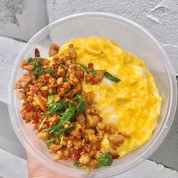 ข้าวกะเพราไข่ข้น